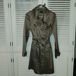 Bebe Satin tie waist trench coat - in olive